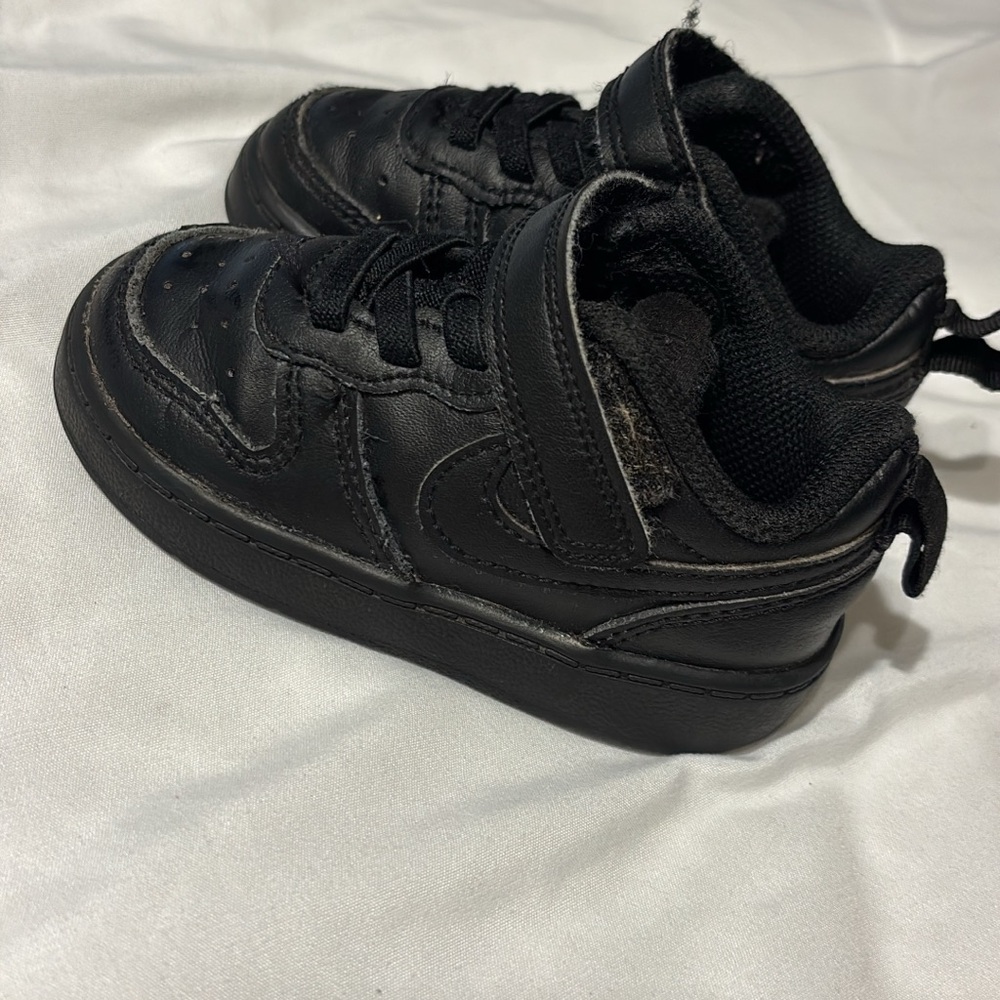 Nike Black Sneakers Sleek Modern Design
